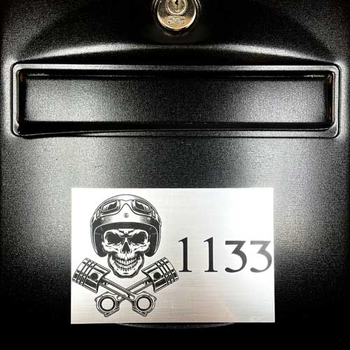 Plaque Boîte aux Lettres Adhésive – Tête de Mort Biker 3D