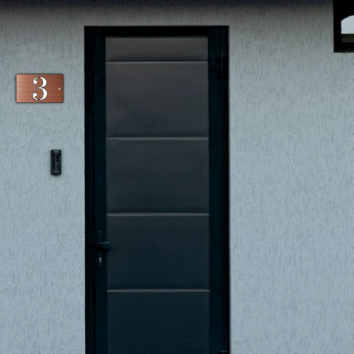 Plaque de Rue Premium S1 Mini – Numéro de Maison Découpé Cuivre sur Blanc