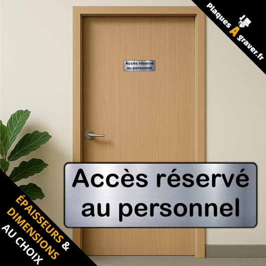 plaque Accès réservé au personnel en PVC adhésive Plaques à Graver installée sur une porte professionnelle