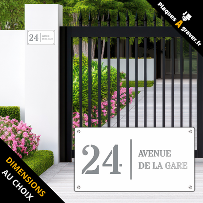 Plaque numéro de maison Premium S2 blanc sur fond acier à fixer avec entretoises – double plaque avec numéro et nom de rue – fabrication Plaques à Graver